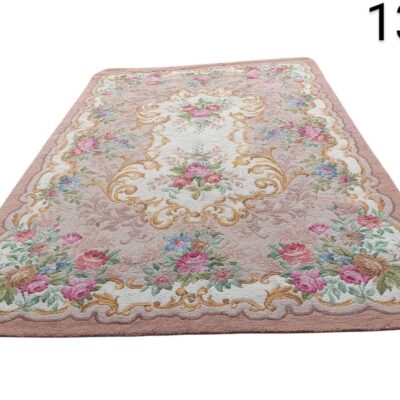 Alfombra de estilo shabby chic de la marca Blanc Mariclo con un diseño floral en tonos beige, rosa y marfil alquiler para eventos, publicidad, peliculas y series