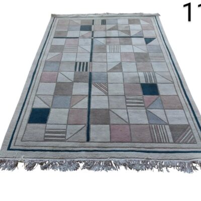 Alfombra geométrica contemporánea con patrón de cuadrícula en tonos beige y rosa alquiler para eventos, publicidad, peliculas y series