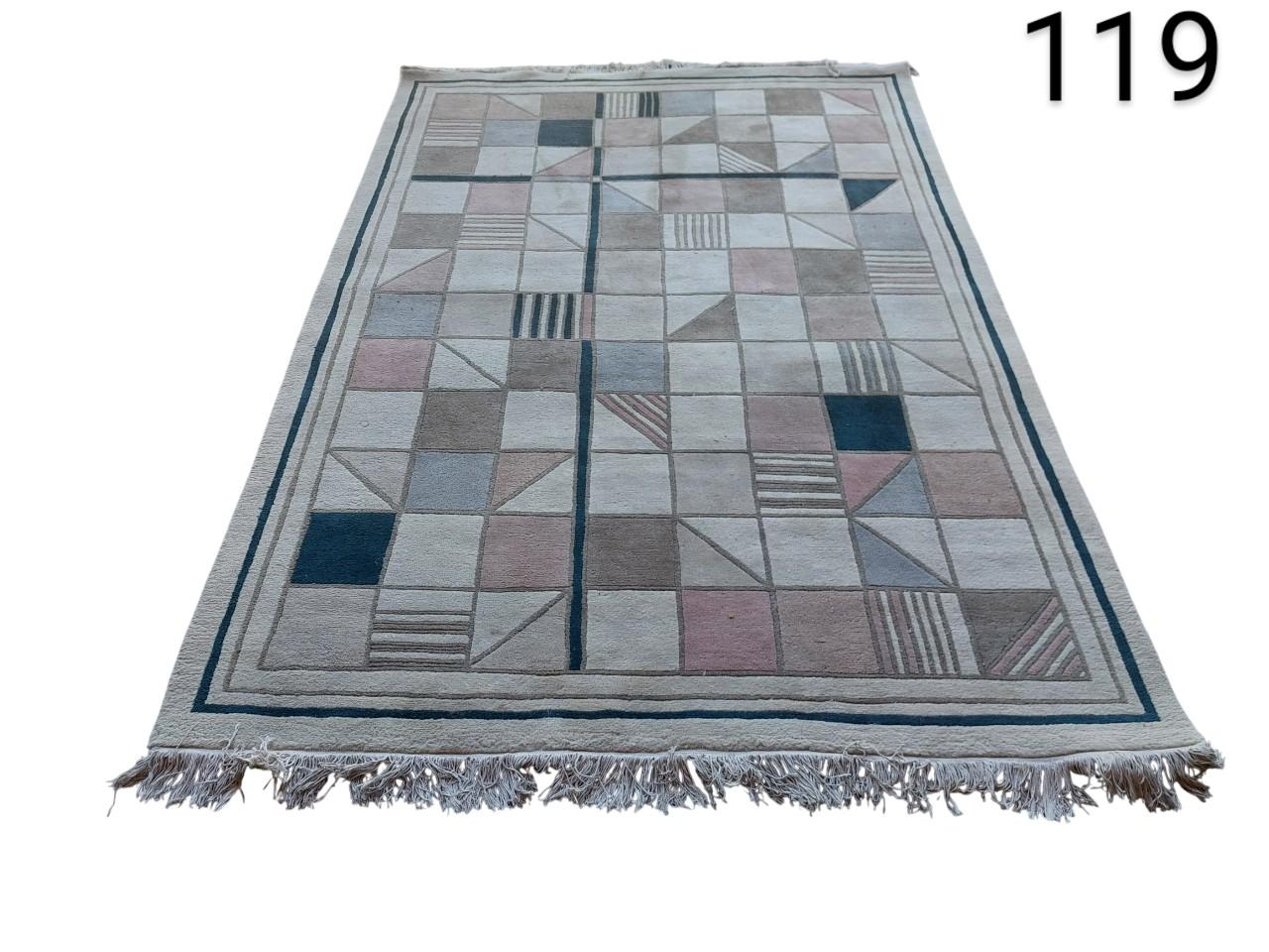 Alfombra geométrica contemporánea con patrón de cuadrícula en tonos beige y rosa alquiler para eventos, publicidad, peliculas y series