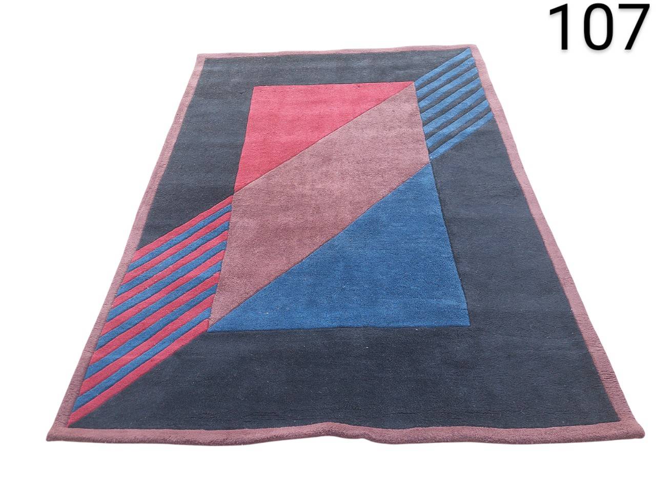 Geometric wool rug in postmodern style inspired by 80's designs for rent for events, advertising, films and series.
