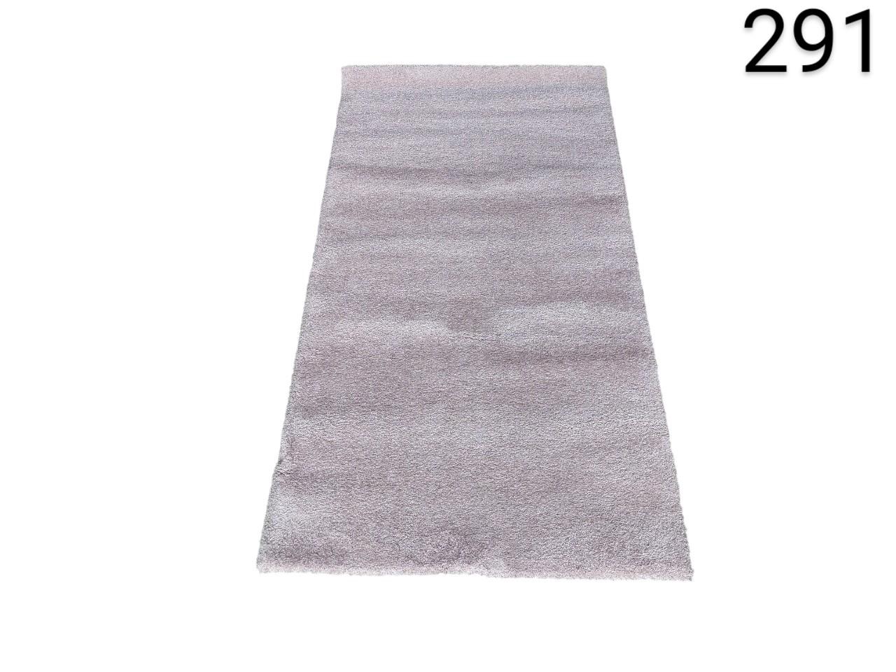 Alfombra gris de pelo largo estilo shaggy alquiler para eventos, publicidad, peliculas y series