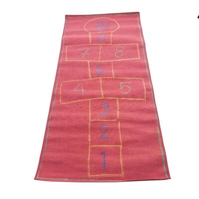 Alfombra infantil roja con diseño de rayuela alquiler para eventos, publicidad, peliculas y series