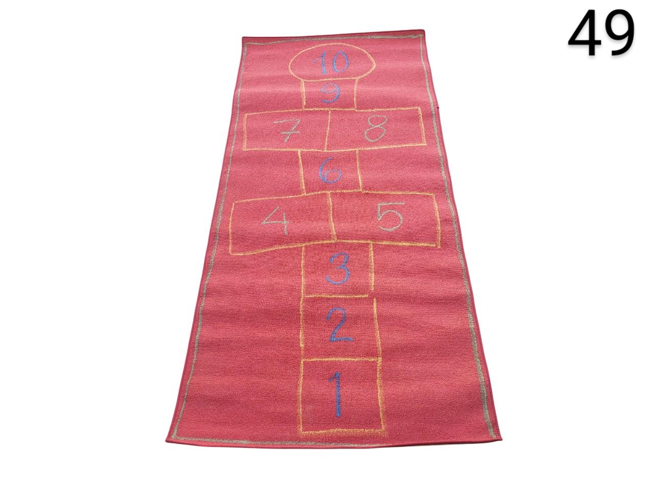 Alfombra infantil roja con diseño de rayuela alquiler para eventos, publicidad, peliculas y series