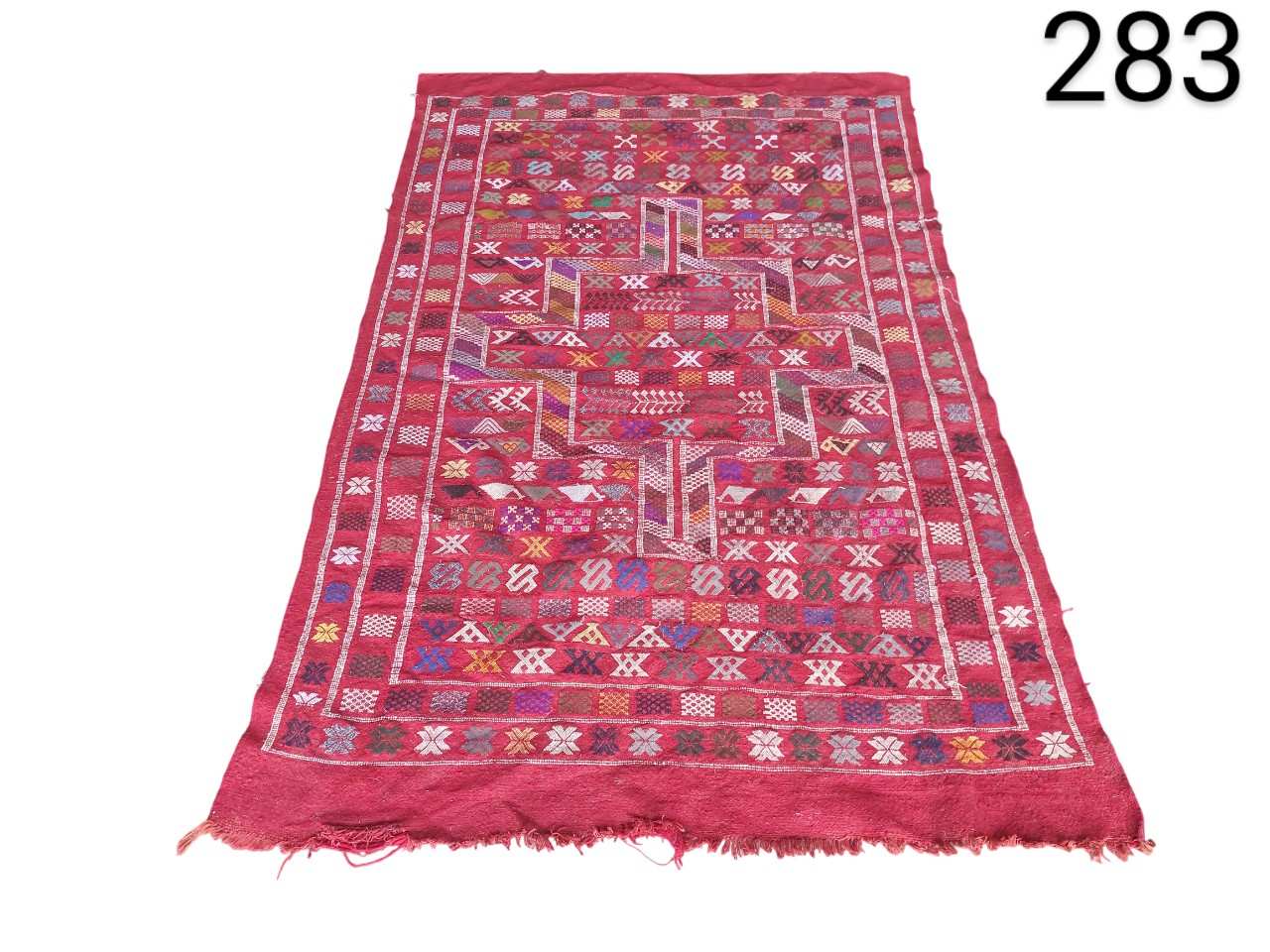 Alfombra kilim afgano turcomano de lana hecho a mano, caracterizado por su tejido plano y patrones geométricos alquiler para eventos, publicidad, peliculas y series