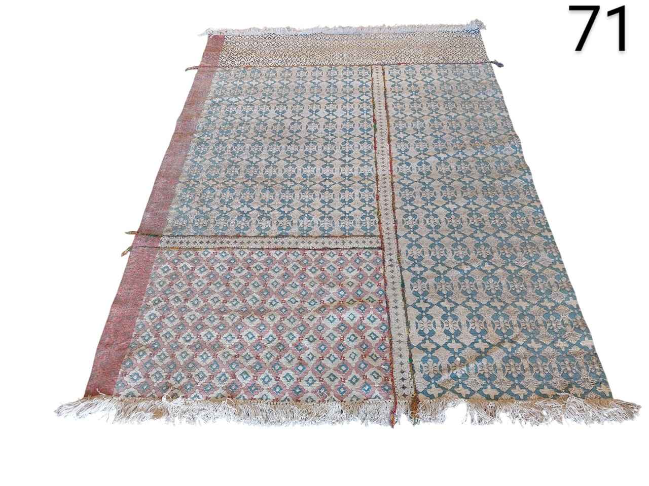 Alfombra tipo kilim multicolor con diseño geométrico y flecos en los extremos alquiler para eventos, publicidad, peliculas y series