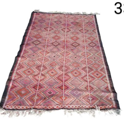 Alfombra kilim vintage hecha a mano, posiblemente de origen marroquí o turco alquiler para eventos, publicidad, peliculas y series