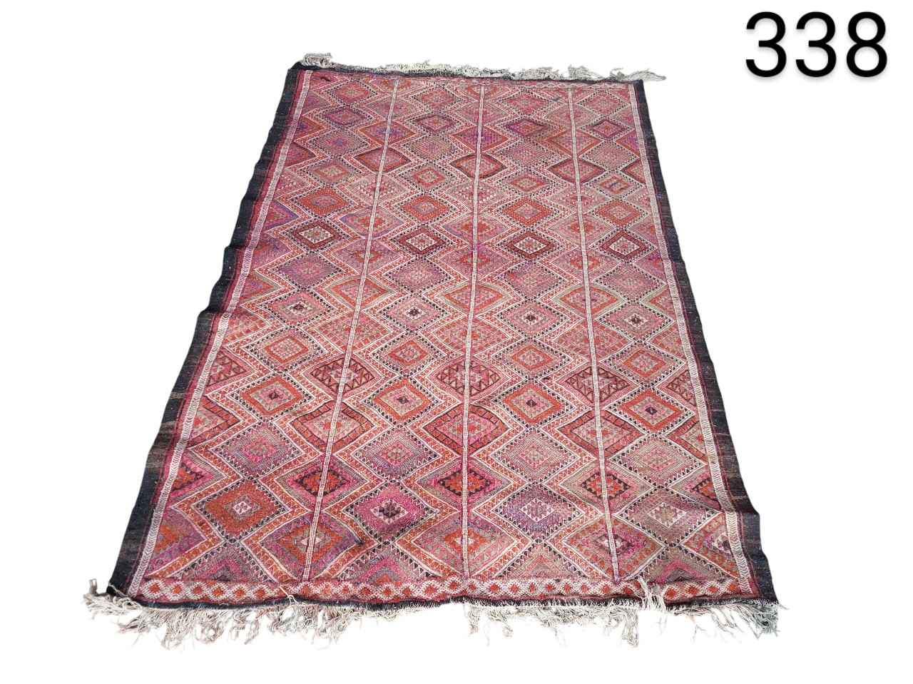 Alfombra kilim vintage hecha a mano, posiblemente de origen marroquí o turco alquiler para eventos, publicidad, peliculas y series