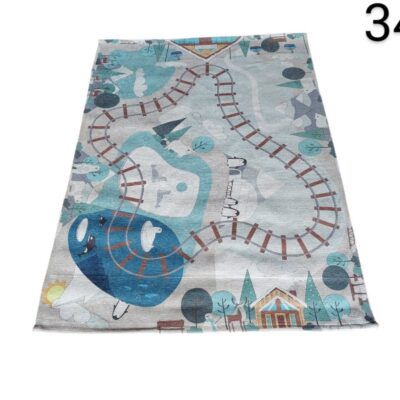 Alfombra lavable JUNIOR de Leroy Merlin con diseño de vías del tren para niños en color azul alquiler para eventos, publicidad, peliculas y series