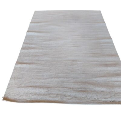 Alfombra moderna de color beige neutro con una textura sutil alquiler para eventos, publicidad, peliculas y series