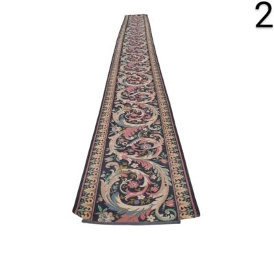 Alfombra de pasillo de lana con un diseño oriental clásico en colores oscuros, similar a los modelos Nain o Bergama alquiler para eventos, publicidad, peliculas y series