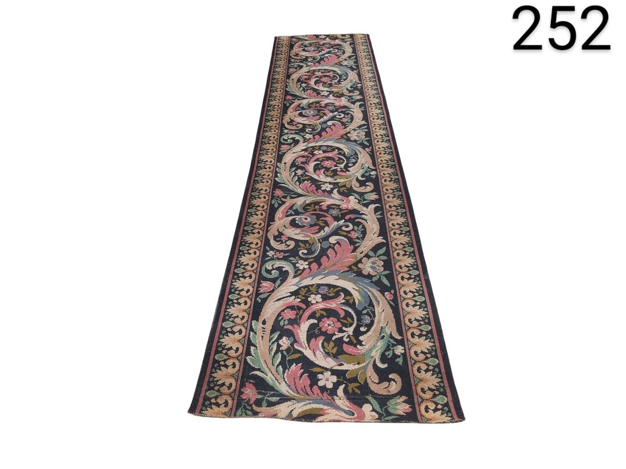 Alfombra de pasillo tradicional de estilo oriental de la marca Safavieh alquiler para eventos, publicidad, peliculas y series