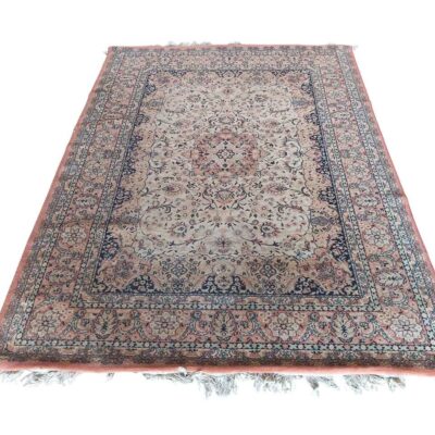 Alfombra oriental hecha a mano, posiblemente estilo persa o de Cachemira, con tonos rosados y azules