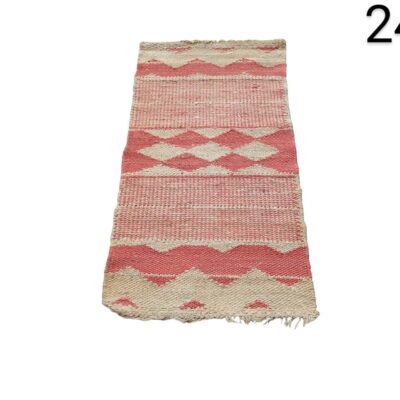 Alfombra pequeña de estilo turco vintage con un diseño geométrico de rombos en tonos beige y rojo alquiler para eventos, publicidad, peliculas y series