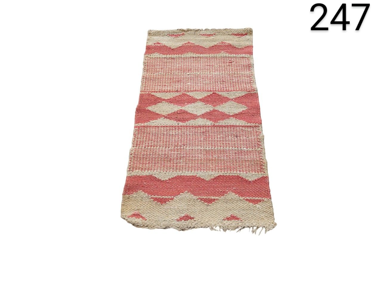 Alfombra pequeña de estilo turco vintage con un diseño geométrico de rombos en tonos beige y rojo alquiler para eventos, publicidad, peliculas y series