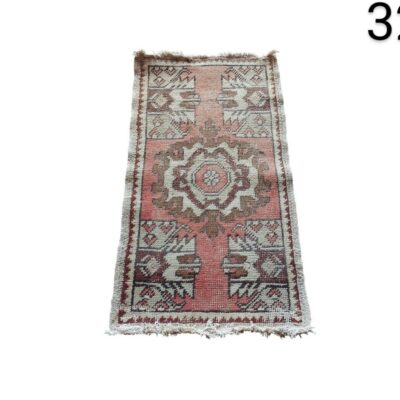 Alfombra pequeña de lana hecha a mano en Turquía con un diseño geométrico de estilo vintage aluiler para eventos, publicidad, peliculas y series
