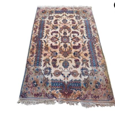 Esta es una alfombra persa Isfahan detallada con un diseño de medallón central sobre un fondo crema y bordes azules. alquiler para eventos, publicidad, peliculas y series