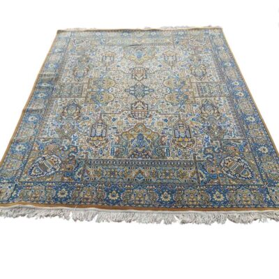 Alfombra persa Qum de con diseño floral y paisley en azul marino y dorado alquiler para eventos, publicidad, pelicula y series