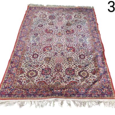 Alfombra persa anudada a mano, con características que recuerdan a los estilos Sarough o Kashan, conocida por sus intrincados motivos florales y su paleta de colores vibrantes alquiler para eventos, publicidad, peliculas y series