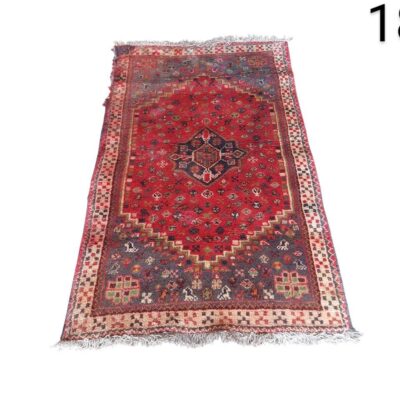 Alfombra persa Shiraz o Hamedan de lana anudada a mano con un medallón geométrico central y un diseño tribal rojo alquiler para eventos, publicidad, peliculas y series