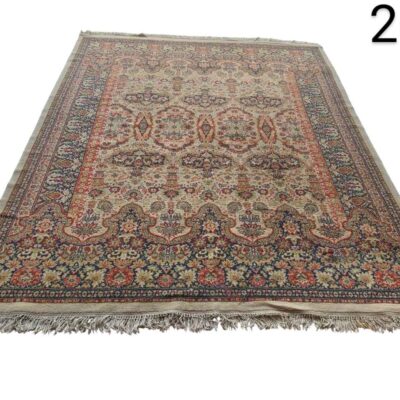 Alfombra persa antigua de color beige con motivos florales multicolores alquiler para eventos, publicidad, peliculas y series