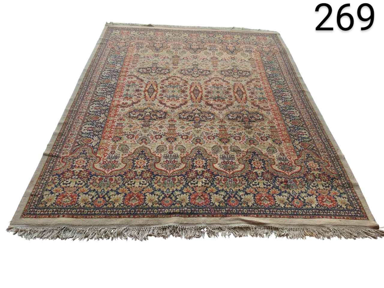 Alfombra persa antigua de color beige con motivos florales multicolores alquiler para eventos, publicidad, peliculas y series