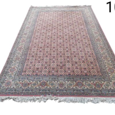 Alfombra persa anudada a mano con un diseño floral tradicional en tonos rosados y crema alquiler para eventos, publicidad, peliculas y series