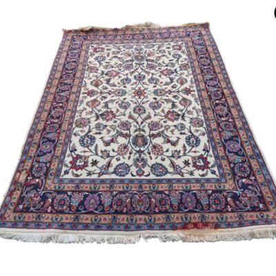 Alfombra persa anudada a mano con un diseño floral intrincado y bordes ornamentados alquiler para eventos, publicidad, peliculas y series