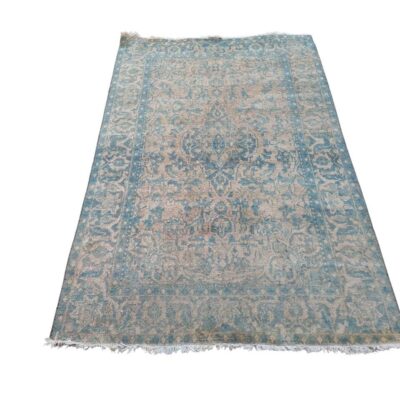 Alfombra persa vintage anudada a mano en tonos azul y gris con un diseño floral desgastado alquiler para eventos, publicidad, peliculas y series