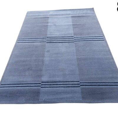 Alfombra rectangular azul y gris de tejido plano con líneas horizontales oscuras  alquiler para eventos, publicidad, peliculas y series