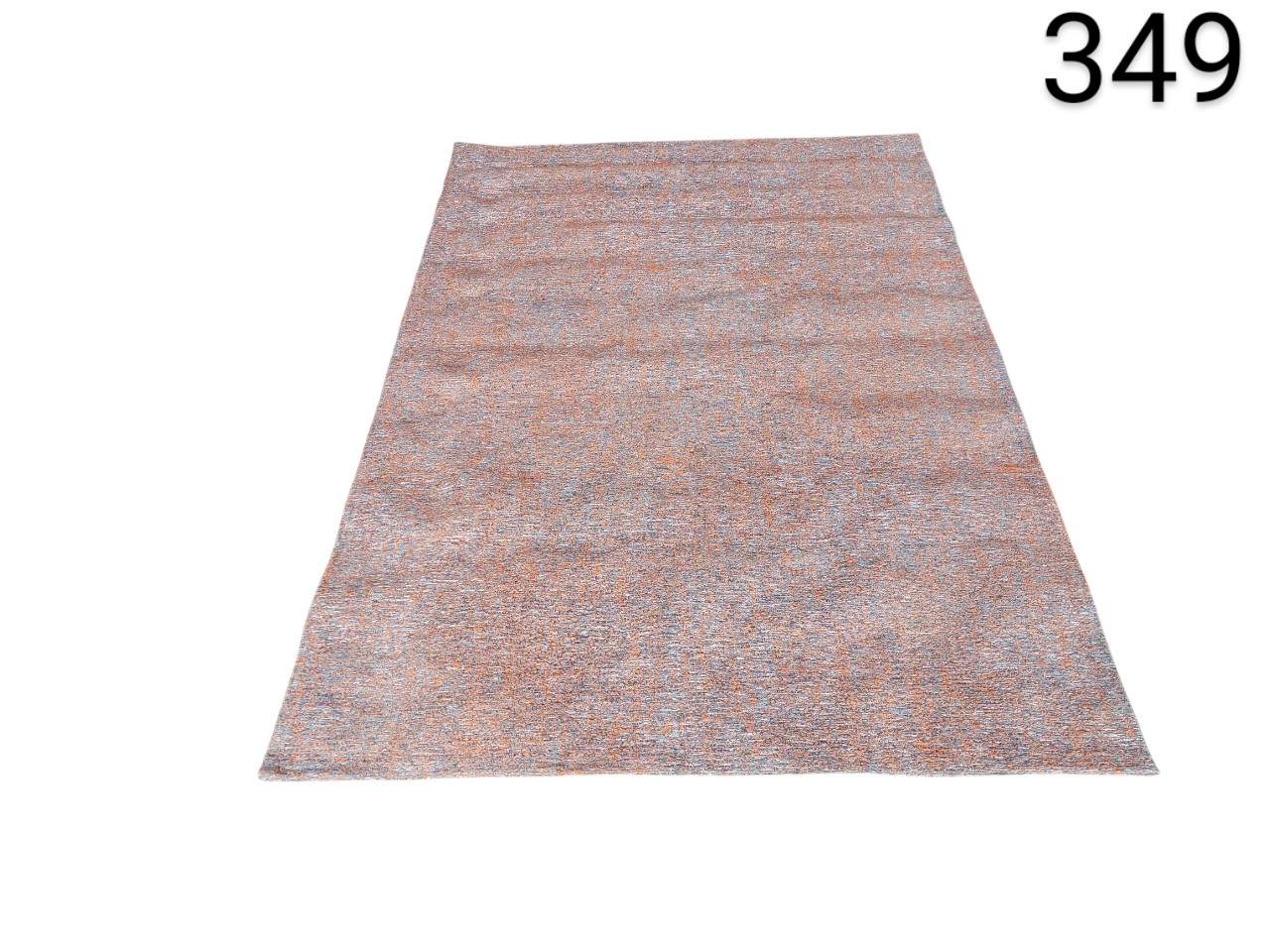 Alfombra rectangular con un diseño texturizado en tonos naranja y gris alquiler para eventos, publicidad, peliculas y series