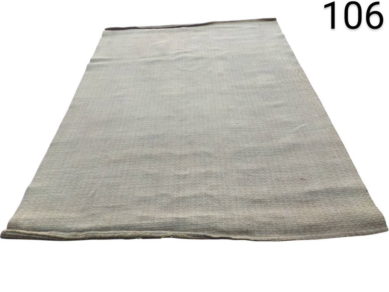Alfombra rectangular gris de tejido plano antigüa alquiler para eventos, publicidad, peliculas y series