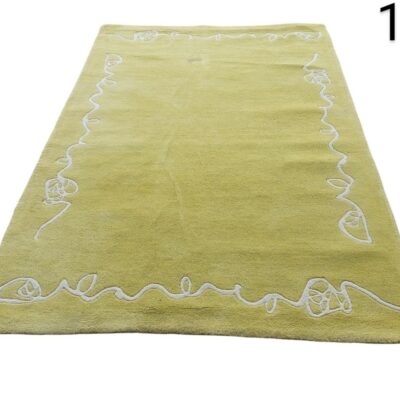 Alfombra rectangular verde oliva tejida a mano con un borde decorativo en crema o blanco alquiler para eventos, publicidad, peliculas y series