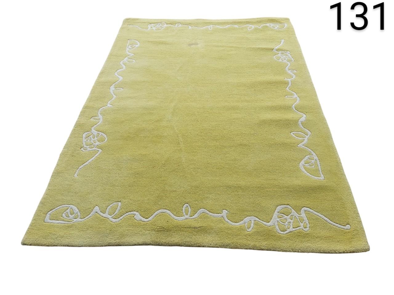 Alfombra rectangular verde oliva tejida a mano con un borde decorativo en crema o blanco alquiler para eventos, publicidad, peliculas y series
