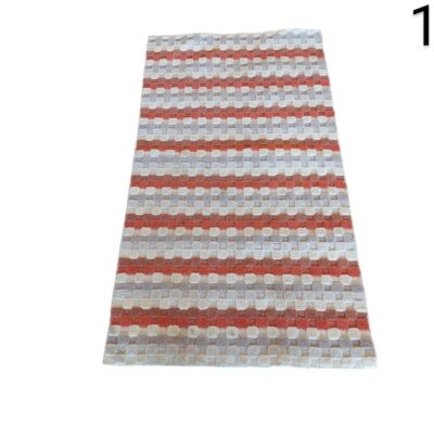 Alfombra reversible de IKEA que presenta un patrón de rayas en tonos beige, gris y caldera por un lado y cuadros por el otro alquiler para eventos, publicidad, peliculas y series