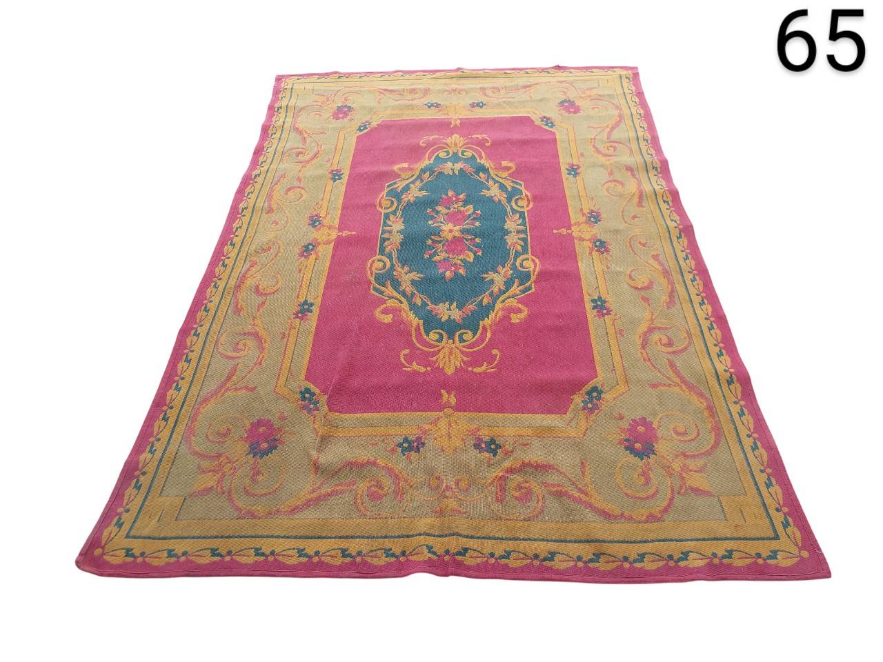 Alfombra rosa de estilo Aubusson con diseño floral tradicional y medallón central azul alquier para eventos, publicidad,peliculas y series