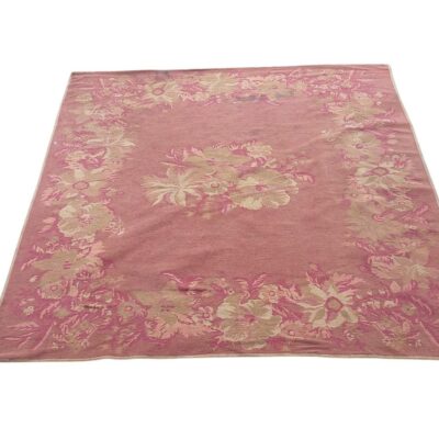 alfombra rosa y verde con diseño floral tradicional alquiler para eventos, publicidad, peliculas y series