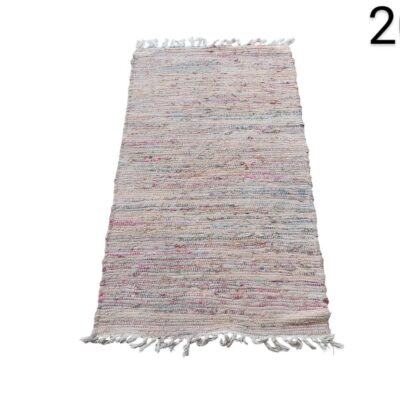 Alfombra tejida a mano con un estilo tradicional y funcional, caracterizada por sus variaciones de color y un diseño dinámico alquiler para eventos, publicidad, peliculas y series