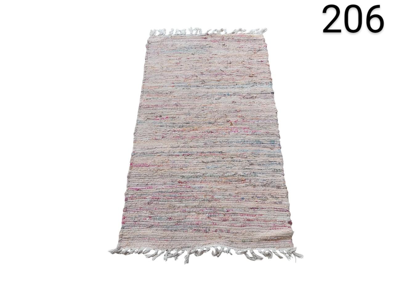 Hand-woven rug with a traditional and functional style, characterised by colour variations and a dynamic design for rental for events, advertising, films and series.