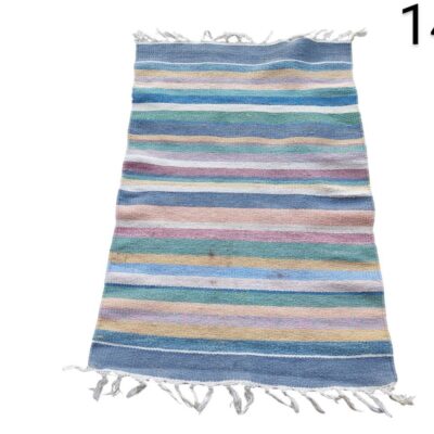 Alfombra tipo Kilim o jarapa hecha a mano con rayas horizontales multicolores alquiler para eventos, publicidad, peliculas y series
