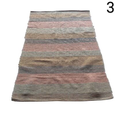 Alfombra tipo Kilim tejida a mano con un diseño de rayas horizontales en tonos tierra como marrón, rosa y gris alquiler para eventos, publicidad, peliculas y series