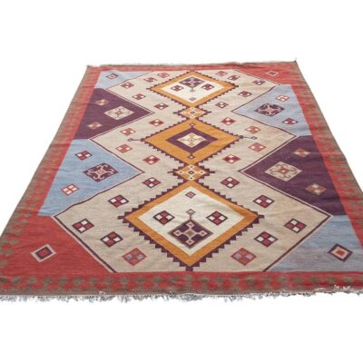 Kilim wool rug with geometric design and fringes for rent for events, advertising, films and series.
