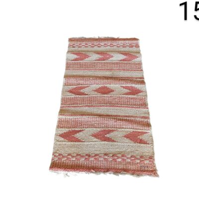 Alfombra tipo Kilim tejida a mano con un patrón geométrico en tonos rosa y blanco alquiler para eventos, publicidad, peliculas y series