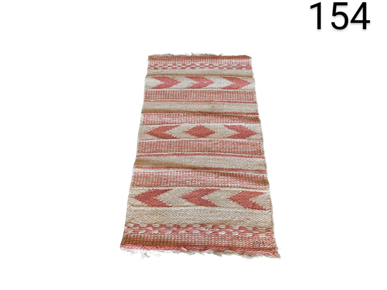 Alfombra tipo Kilim tejida a mano con un patrón geométrico en tonos rosa y blanco alquiler para eventos, publicidad, peliculas y series