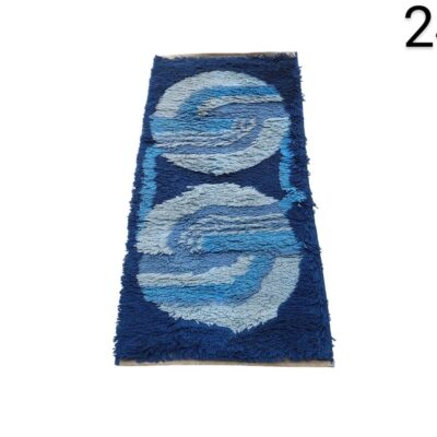 Alfombra tipo Rya de estilo escandinavo vintage de mediados de siglo con un diseño geométrico de olas azules alquiler para eventos, publicidad, peliculas y series