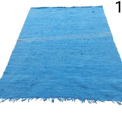 Alfombra tipo dhurrie de tejido plano hecha de 100% algodón, a menudo comercializada por marcas como Theko en un color turquesa o azul brillante alquiler para eventos, publicidad, peliculas y series