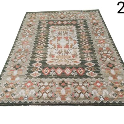 Alfombra tipo kilim tejida a mano con patrones geométricos tradicionales en tonos verdes, beige y naranjas alquiler para eventos, publicidd, peliculas y series