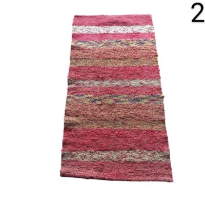 Alfombra tipo pasillo de trapos hecha a mano en tonos rosados y multicolores, con un diseño de rayas alquiler para eventos, publicidad, peliculas y series
