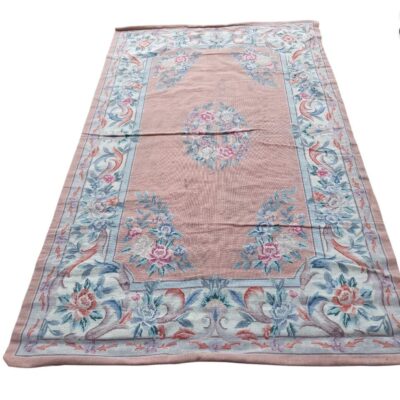 Alfombra tradicional de estilo chino con diseño floral en tonos rosas y azules  alquiler para eventos, publicidad, peliculas y series