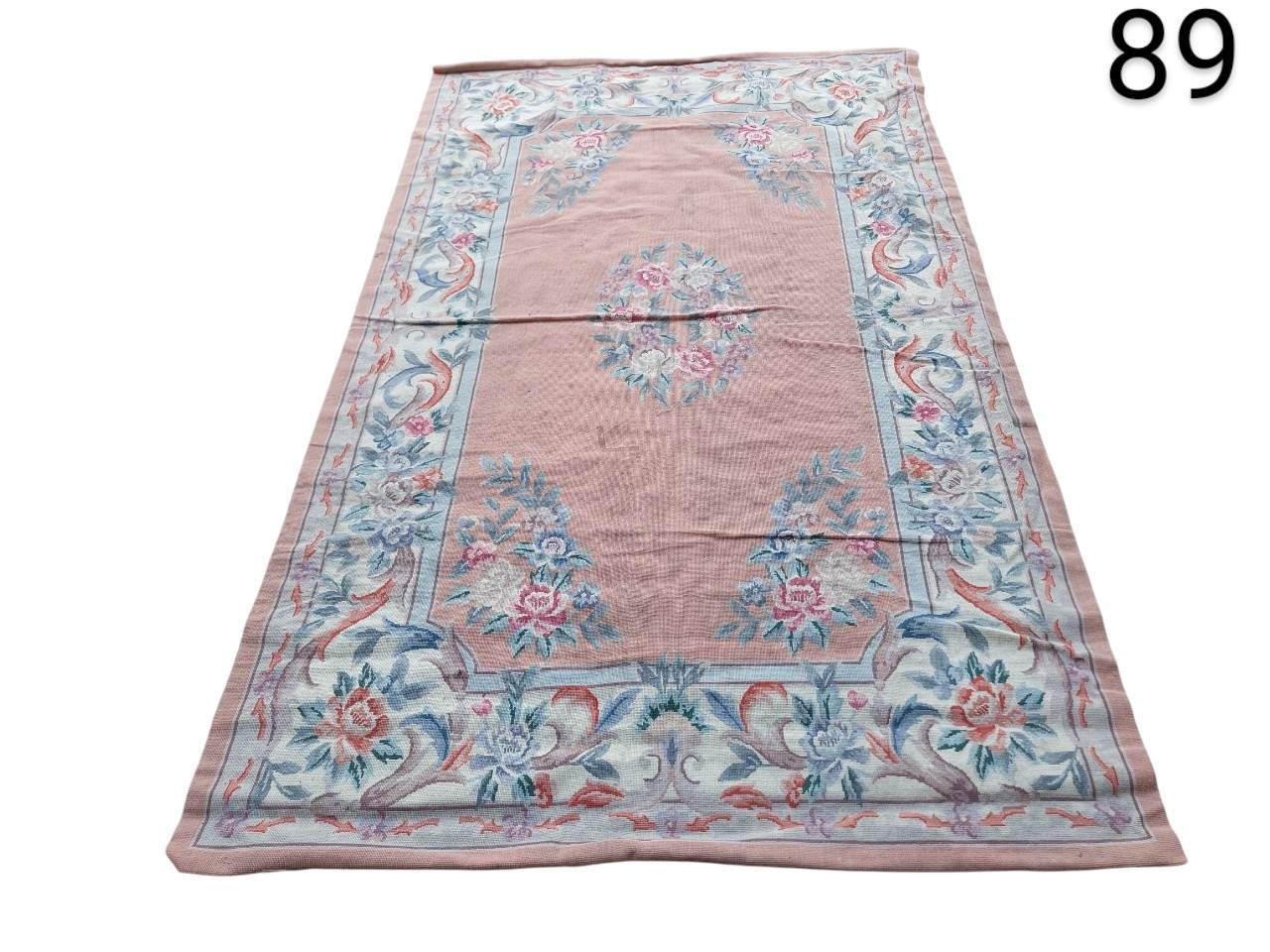 Alfombra tradicional de estilo chino con diseño floral en tonos rosas y azules alquiler para eventos, publicidad, peliculas y series