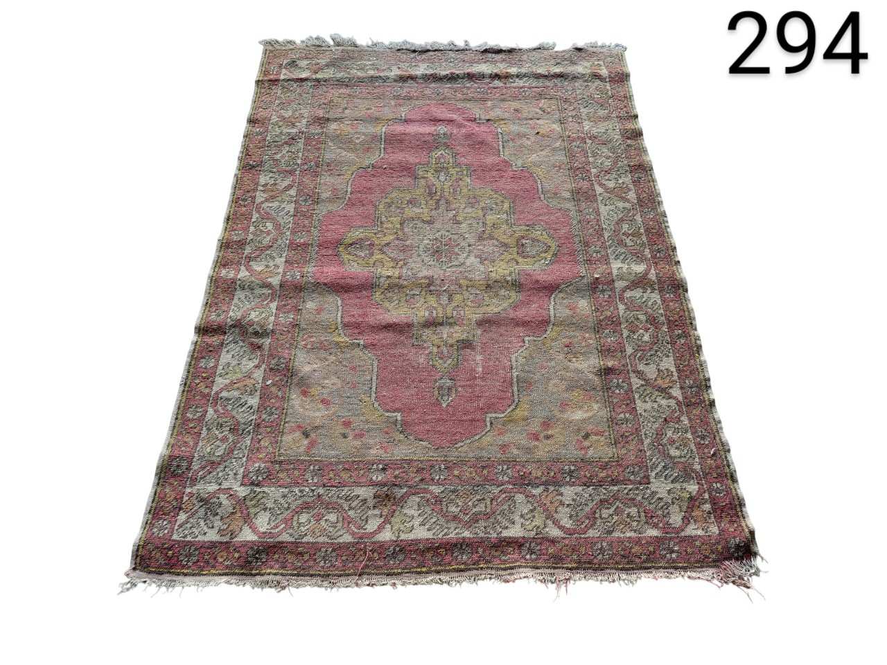 Alfombra tradicional turca hecha de lana y algodón con un diseño vintage de medallón rosa y beige alquiler para eventos, publicidad, peliculas y series